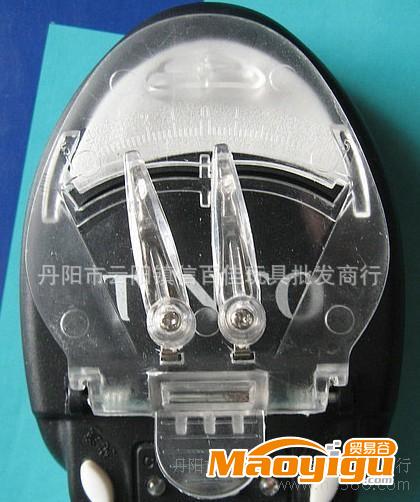 DZ061萬能手機充電器 旅行充電器 電子小禮品 家居用品批發(fā)